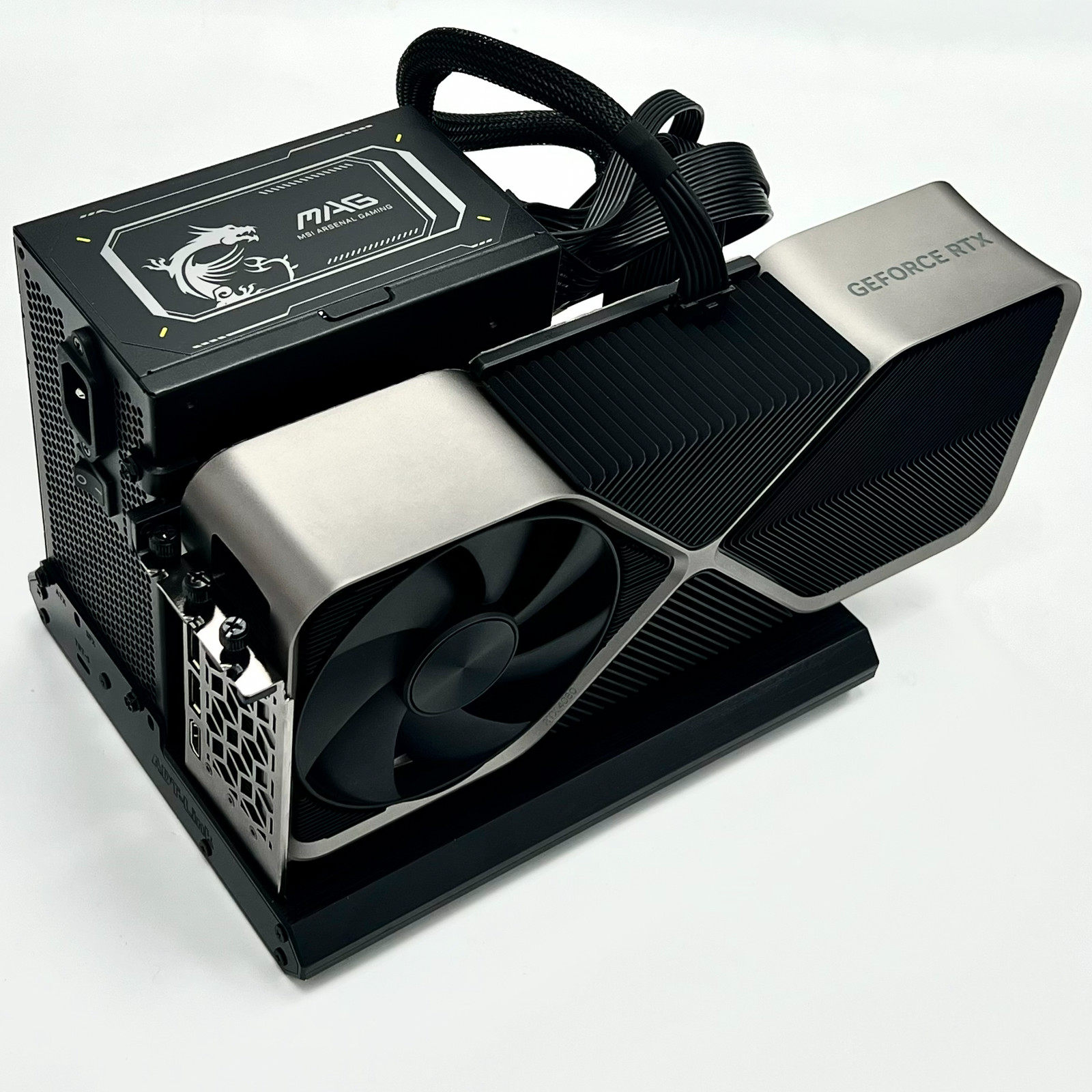 ADT Thunderbolt-5 PCIe 4.0 x4  - Thunderbolt 4 External Gpu Enclosure のレビューと価格